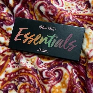 Essentials Pro Violet Voss Eyeshadow Palette